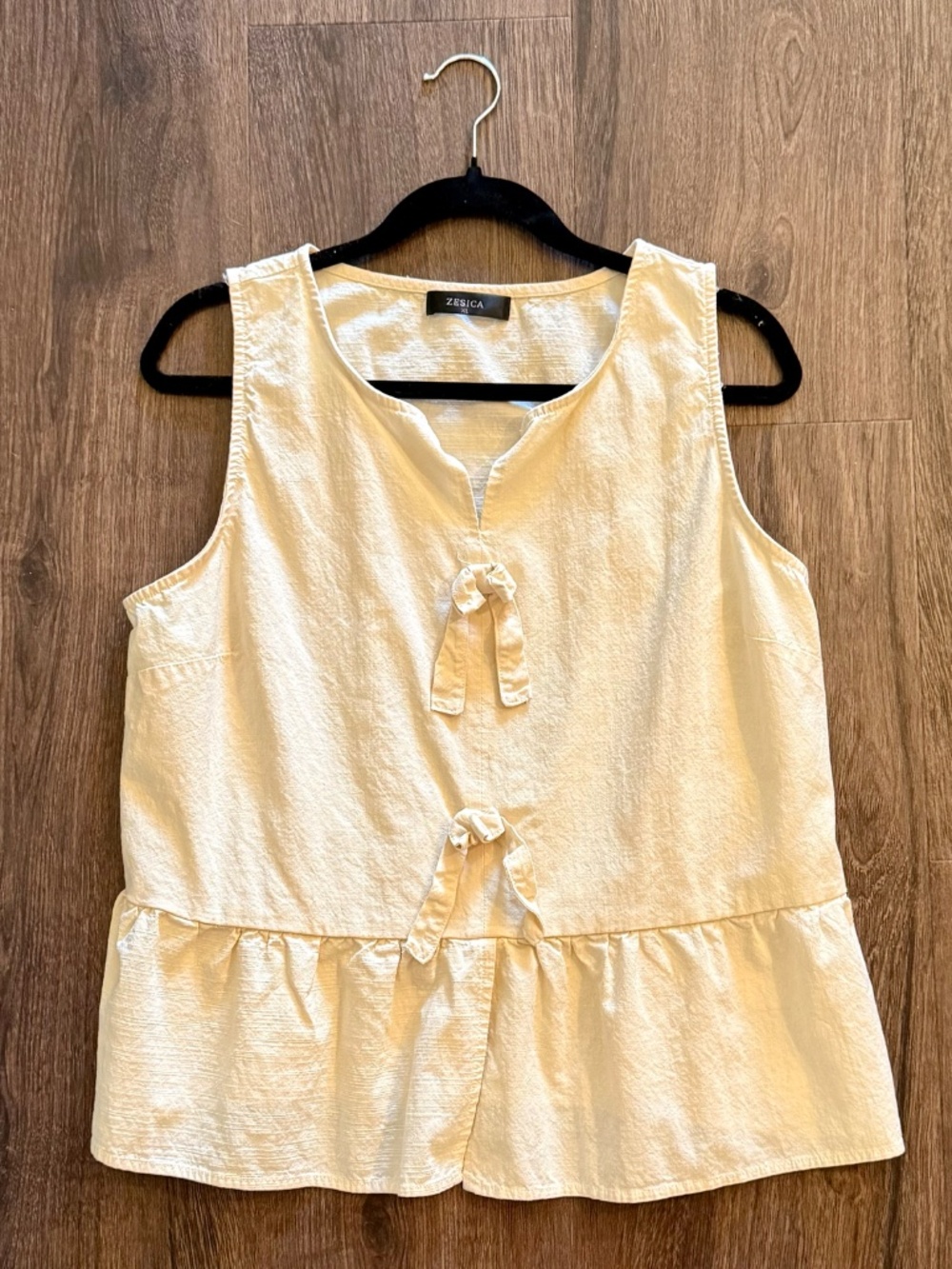 Zesica Cream Sleeveless Tie-Front Peplum Tank